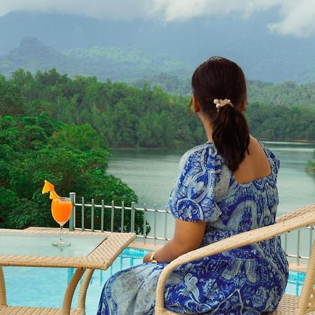 Hotel Serene Aqua Hills Kozhikode à Mennanyam Extérieur photo