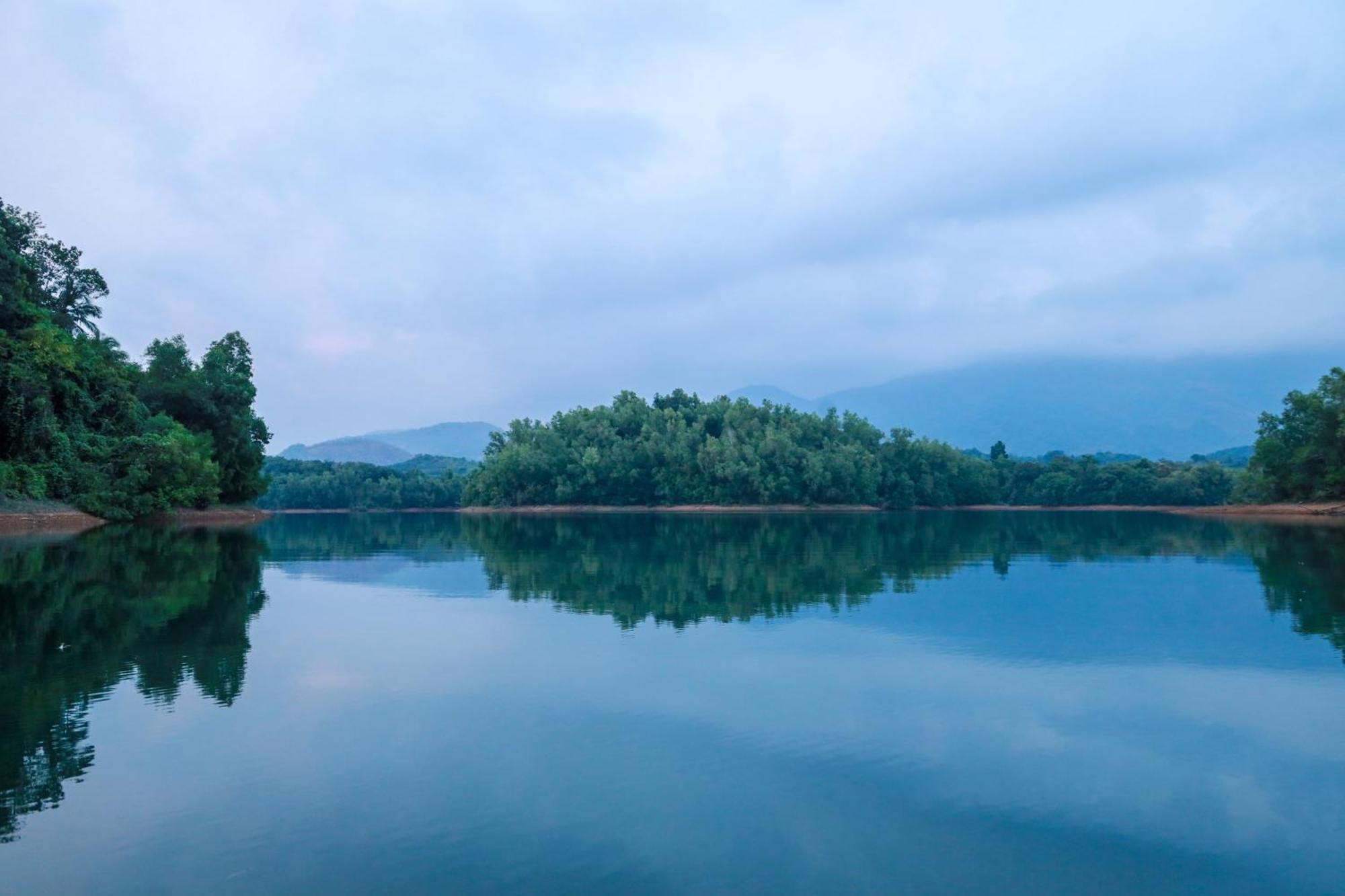 Hotel Serene Aqua Hills Kozhikode à Mennanyam Extérieur photo