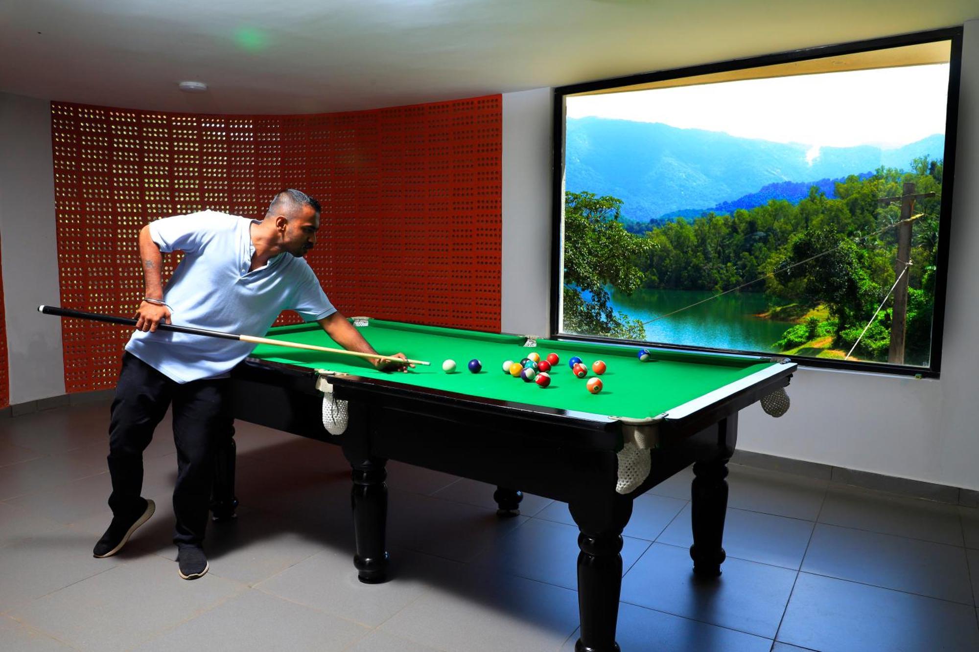 Hotel Serene Aqua Hills Kozhikode à Mennanyam Extérieur photo