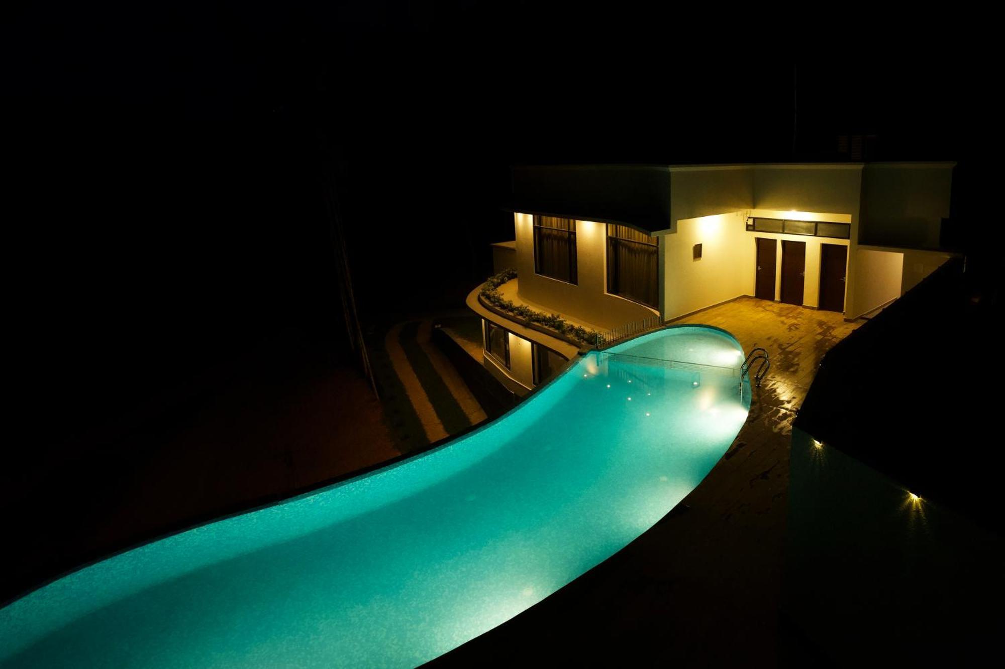 Hotel Serene Aqua Hills Kozhikode à Mennanyam Extérieur photo