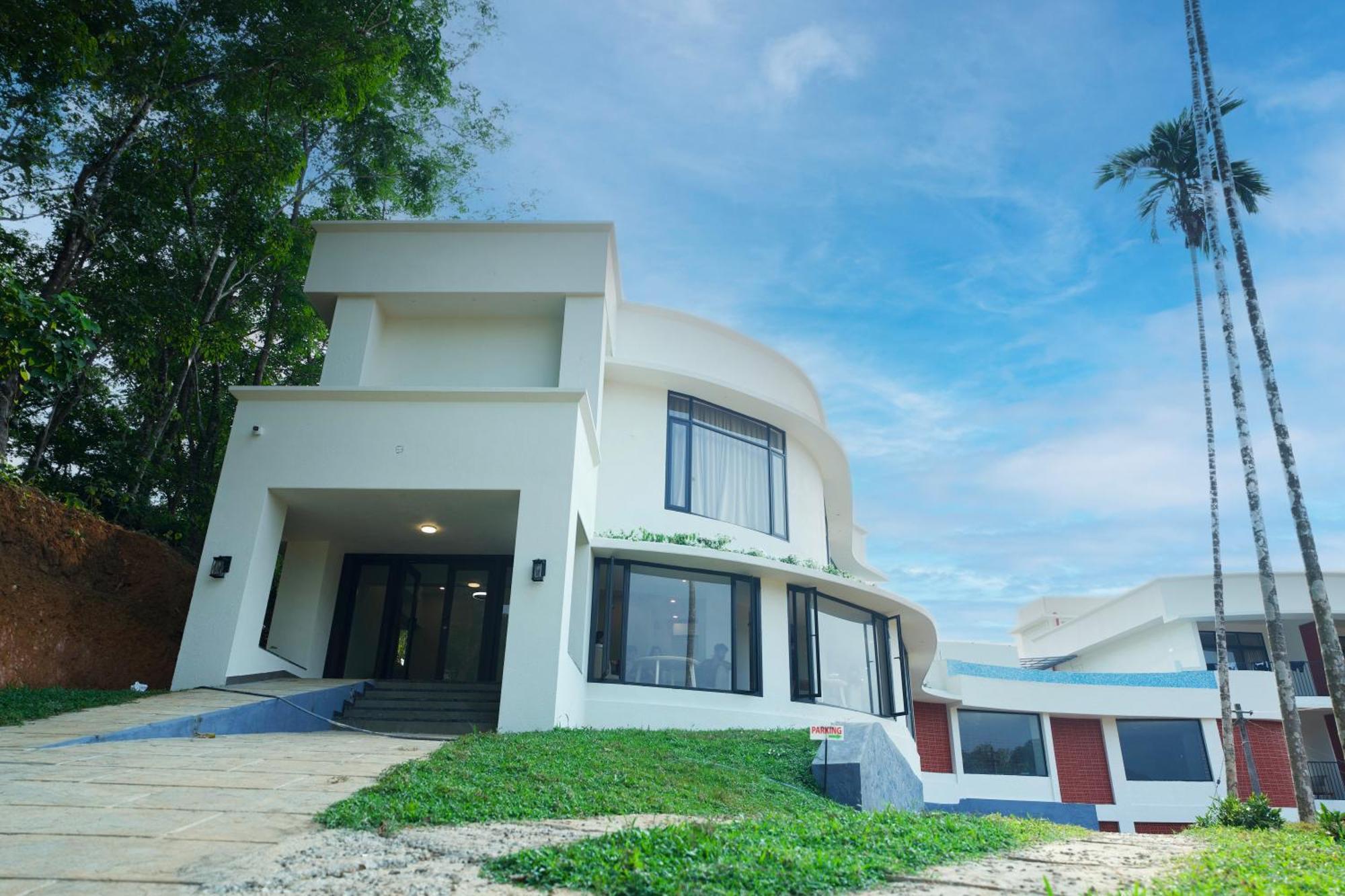 Hotel Serene Aqua Hills Kozhikode à Mennanyam Extérieur photo