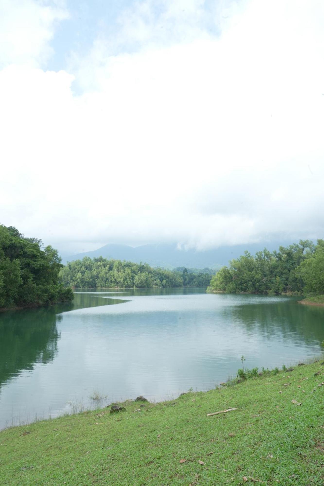 Hotel Serene Aqua Hills Kozhikode à Mennanyam Extérieur photo