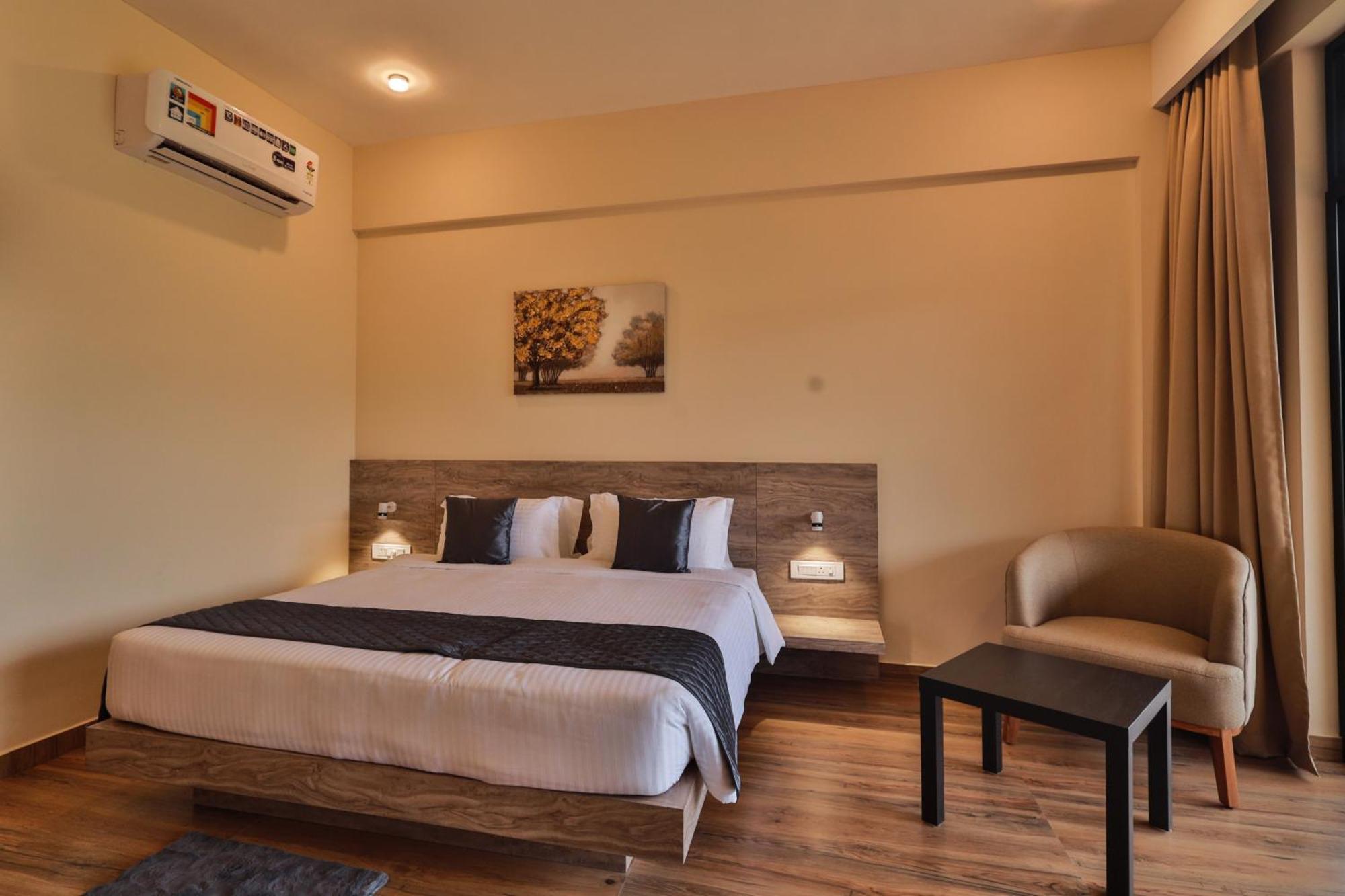 Hotel Serene Aqua Hills Kozhikode à Mennanyam Extérieur photo