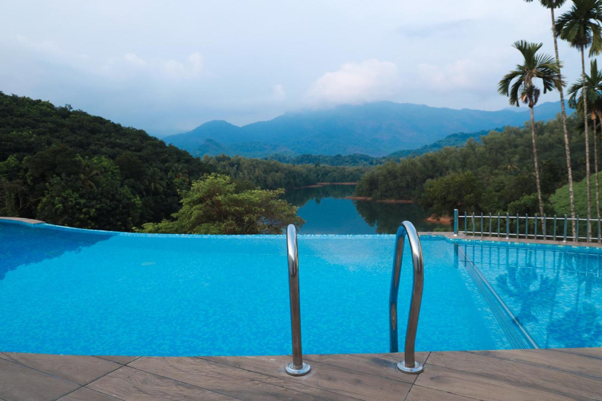 Hotel Serene Aqua Hills Kozhikode à Mennanyam Extérieur photo